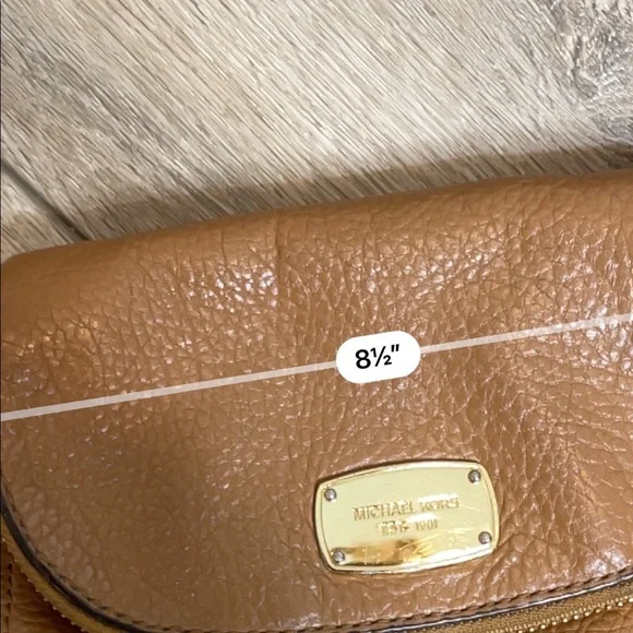 Michael kors small leather brown crossbody purse - Picture 2 of 3